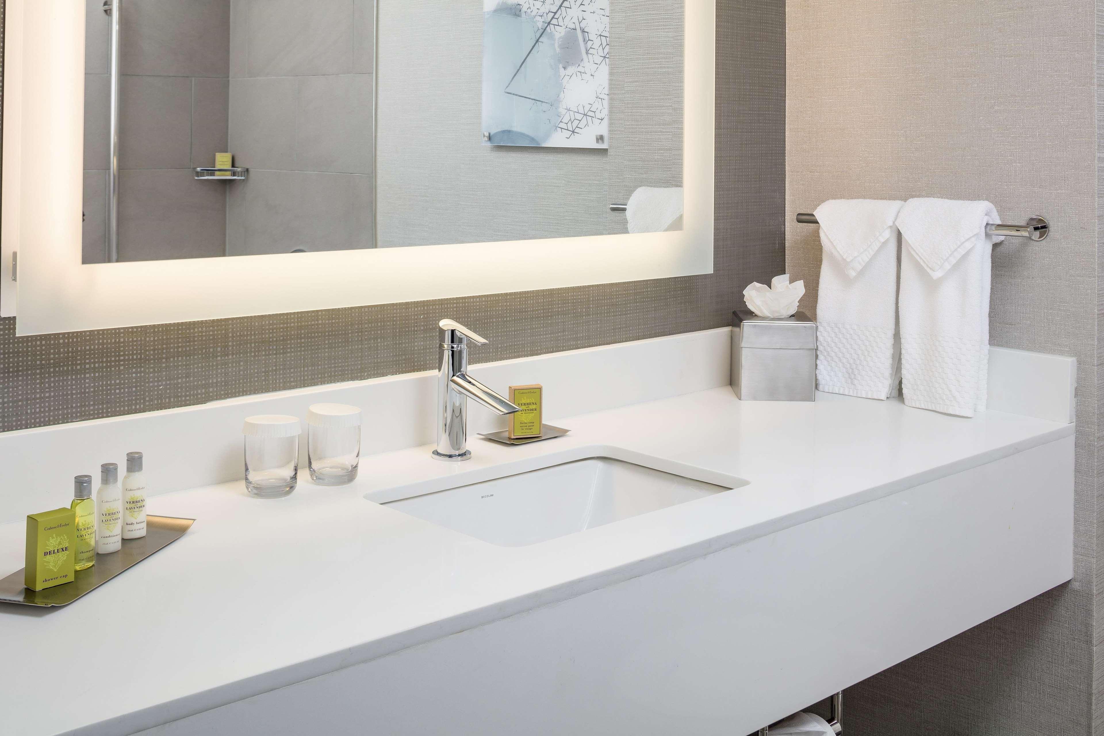 Doubletree By Hilton Boston Logan Airport Chelsea Hotel Room photo