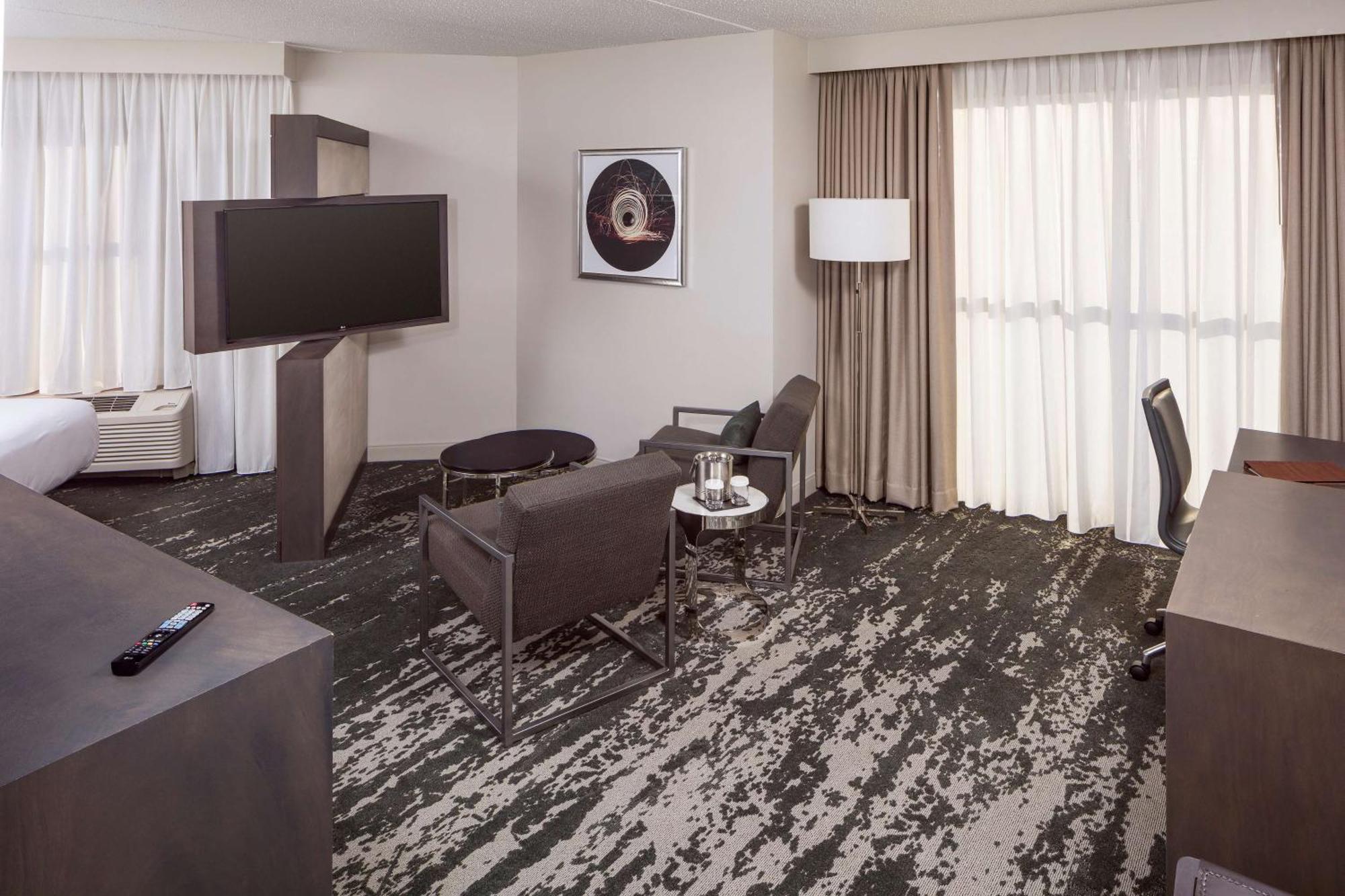 Doubletree By Hilton Boston Logan Airport Chelsea Hotel Exterior photo